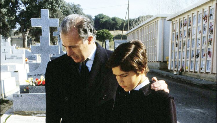 Alfonso de Borbón visitando la tumba de su hijo Francisco de Asís con su otro hijo Luis Alfonso