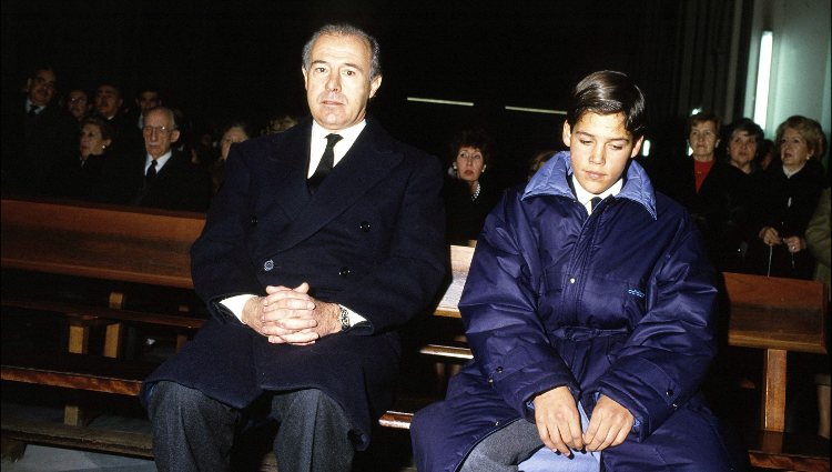 Alfonso de Borbón y su hijo Luis Alfonso en el funeral de Carmen Polo