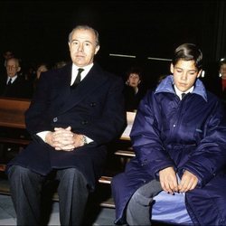 Alfonso de Borbón y su hijo Luis Alfonso en el funeral de Carmen Polo