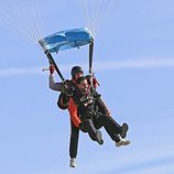 Asraf Beno haciendo parapente