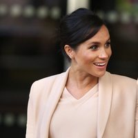 Meghan Markle visita por primera vez el Teatro Nacional británico como patrona real