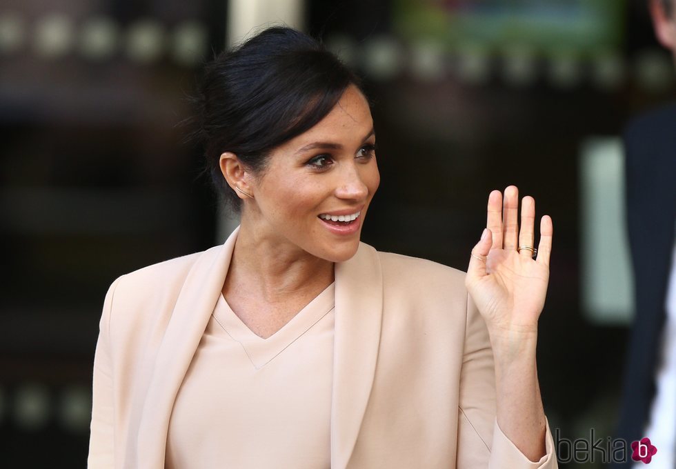 Meghan Markle visita por primera vez el Teatro Nacional británico como patrona real