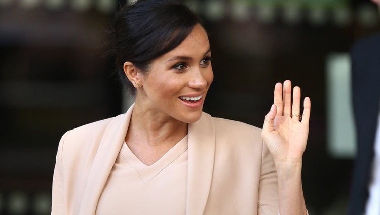 Meghan Markle visita por primera vez el Teatro Nacional británico como patrona real