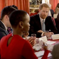 El Príncipe Harry como Embajador Juvenil de la Commonwealth durante una reunión