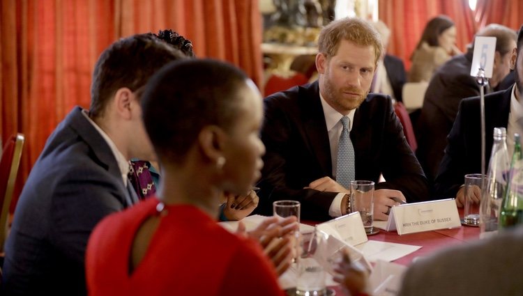 El Príncipe Harry como Embajador Juvenil de la Commonwealth durante una reunión