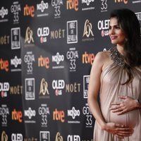 Sara Sálamo se toca la tripita de embarazada en la alfombra roja de los Premios Goya 2019