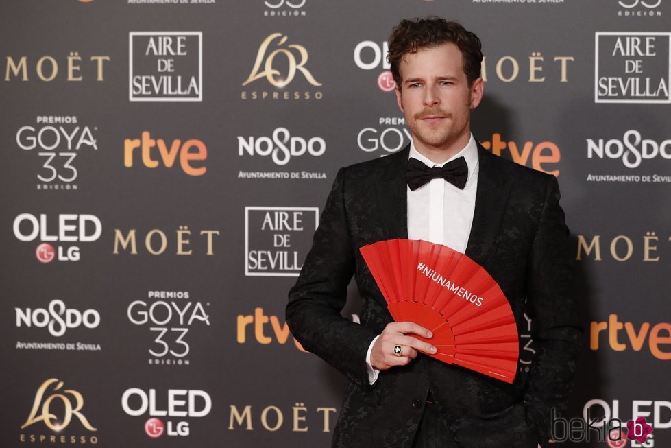 Álvaro Cervantes con un abanico en los Premios Goya 2019