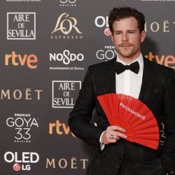 Álvaro Cervantes con un abanico en los Premios Goya 2019