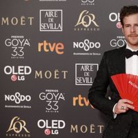 Álvaro Cervantes con un abanico en los Premios Goya 2019