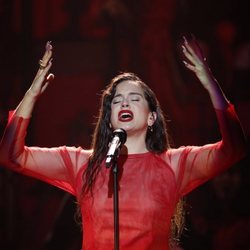 Rosalía es fotografiada durante su actuación en los Premios Goya 2019