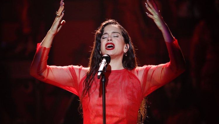 Rosalía es fotografiada durante su actuación en los Premios Goya 2019