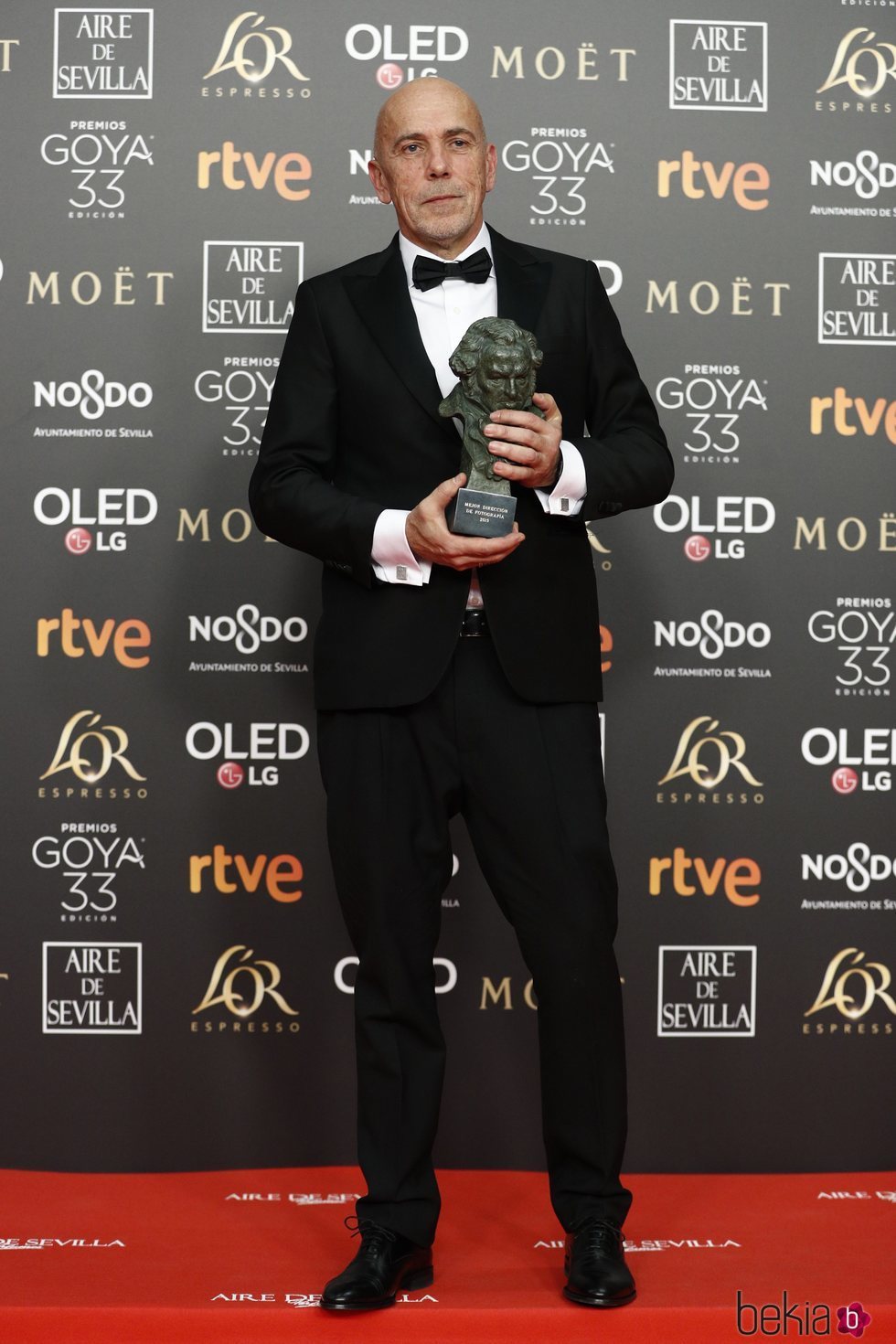 Josu Inchaustegui posa con su estatuilla en los Premios Goya 2019