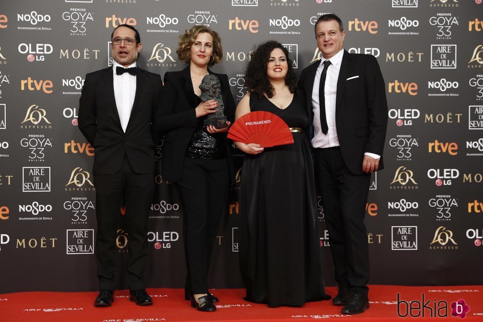 Elenco 'Cerdita' posa con su estatuilla en los Premios Goya 2019