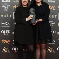 Ewa Puszczynska posa con su estatuilla en los Premios Goya 2019