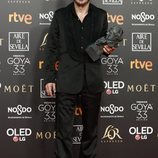 Coque Malla con su estatuilla en los Premios Goya 2019