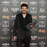 Coque Malla con su estatuilla en los Premios Goya 2019