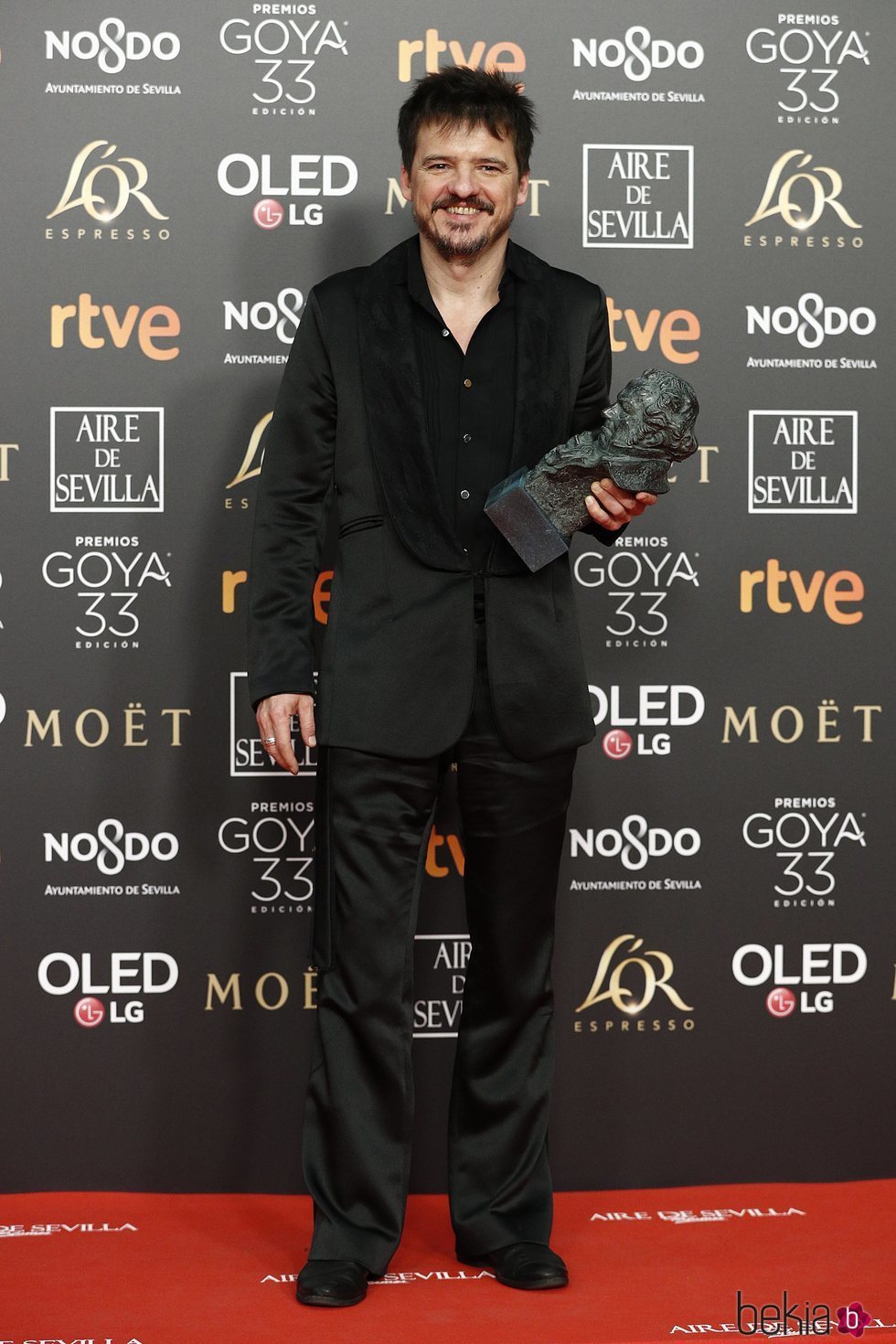 Coque Malla con su estatuilla en los Premios Goya 2019