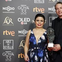 Nicolas Celis y Gabriela Rodriguez con su estatuilla en los Premios Goya 2019