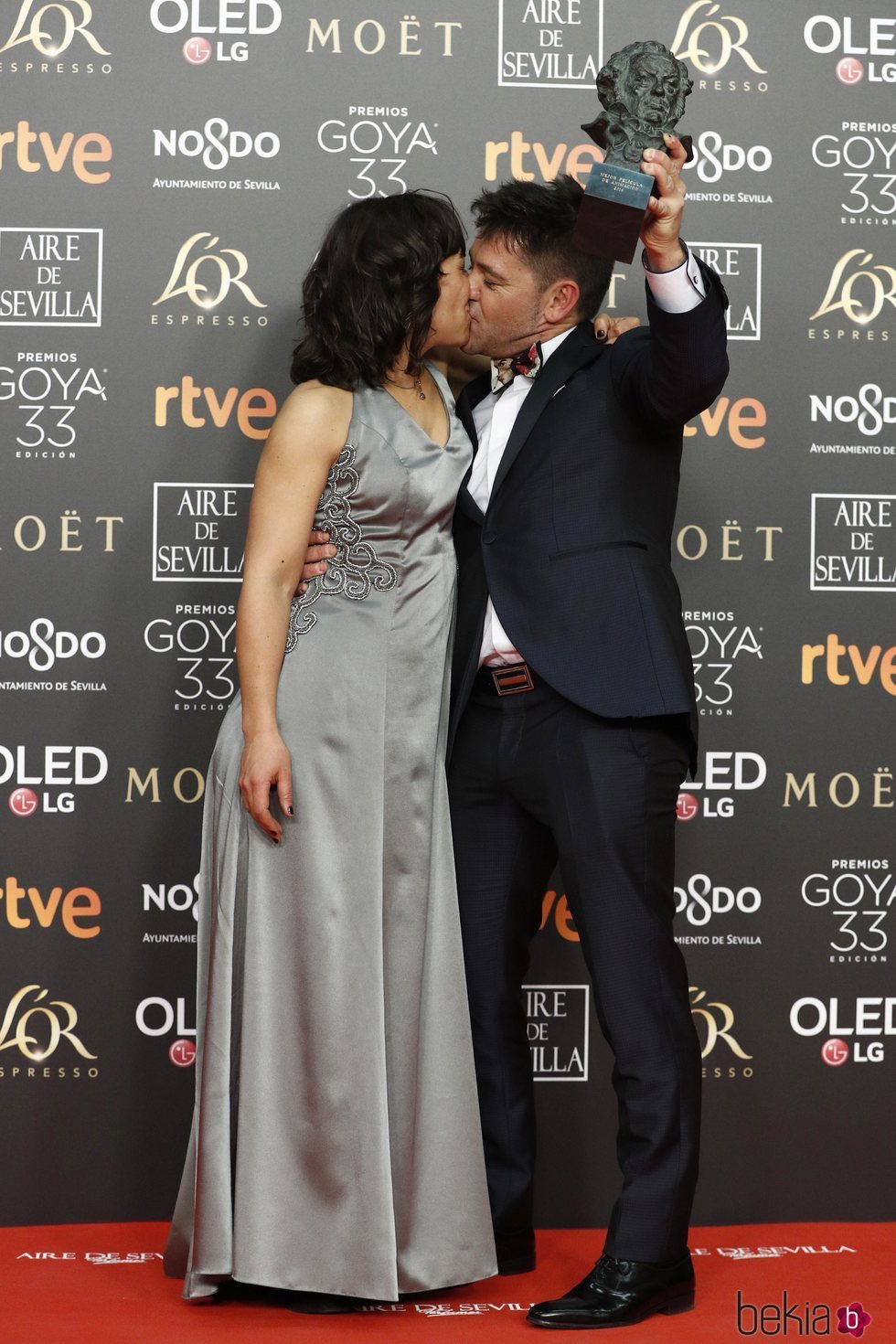 Raul de la Fuente y Damian Nenow con su estatuilla en los Premios Goya 2019