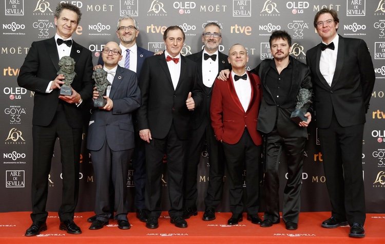 Elenco 'Campeones' con su estatuilla en los Premios Goya 2019