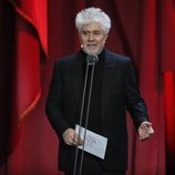 Pedro Almodóvar entregando uno de los galardones en los Premios Goya 2019