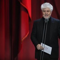 Pedro Almodóvar entregando uno de los galardones en los Premios Goya 2019