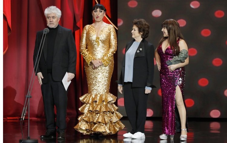 Pedro Almodóvar con Rossy de Palma, Julieta Serrano y Loles León en los Premios Goya 2019