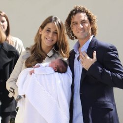 David Bisbal y Elena Tablada presentando a su hija