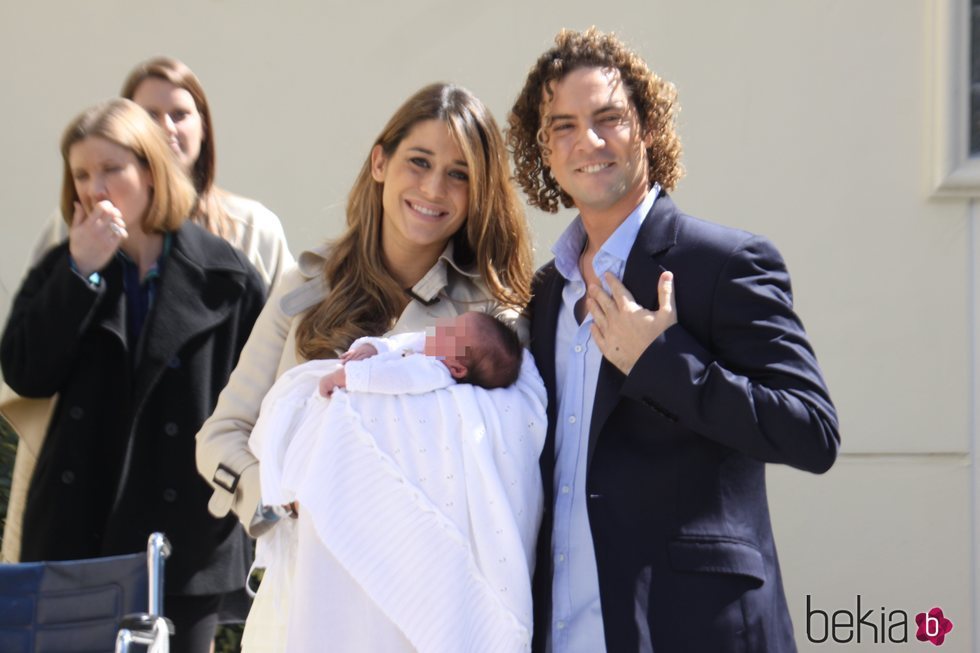 David Bisbal y Elena Tablada presentando a su hija