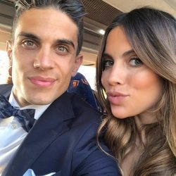 Marc Bartra y Melissa Jiménez en una foto selfie