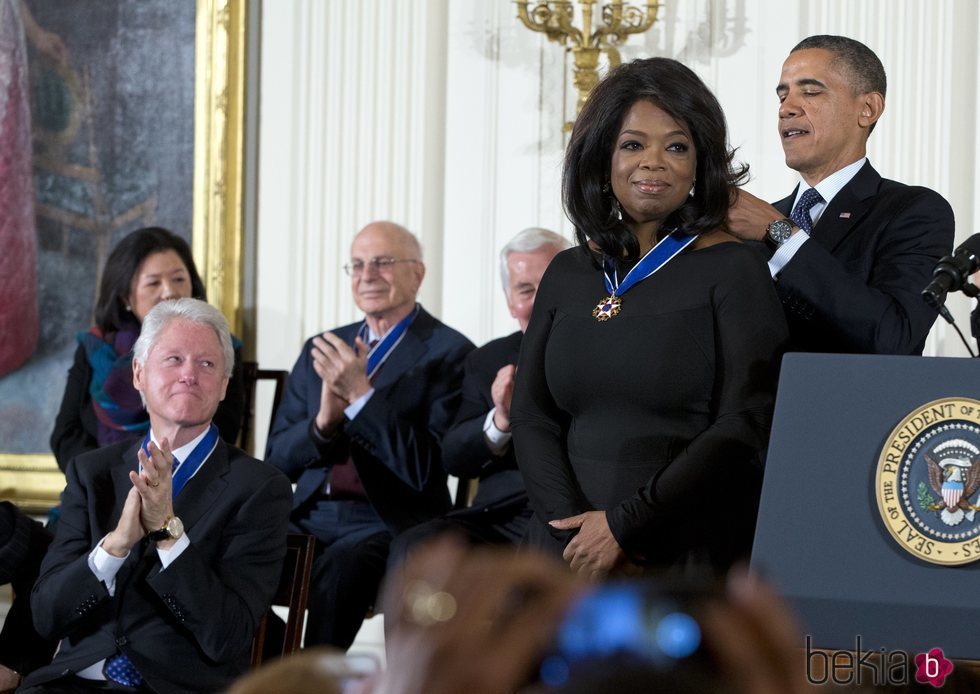 Oprah Winfrey recibiendo la Medalla Presidencial de la Libertad