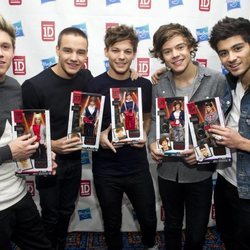 Los integrantes de One Direction con sus respectivos muñecos