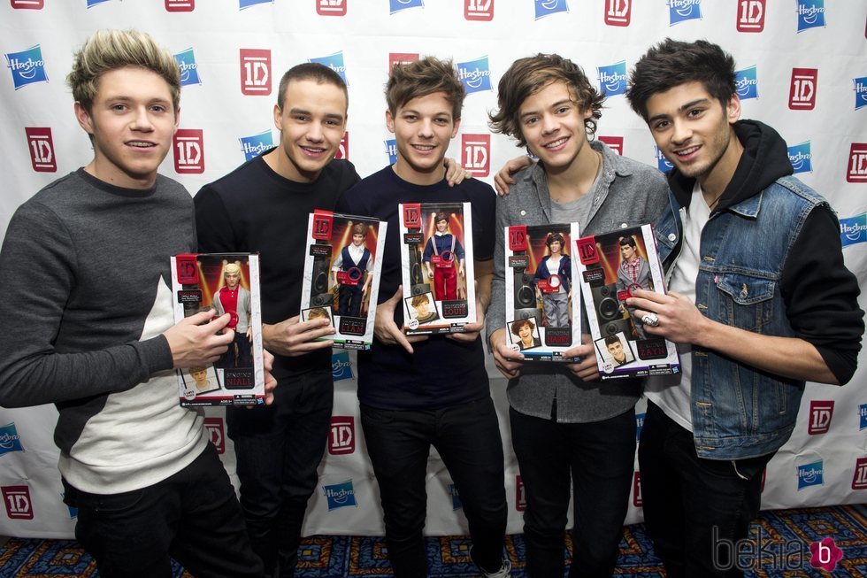 Los integrantes de One Direction con sus respectivos muñecos