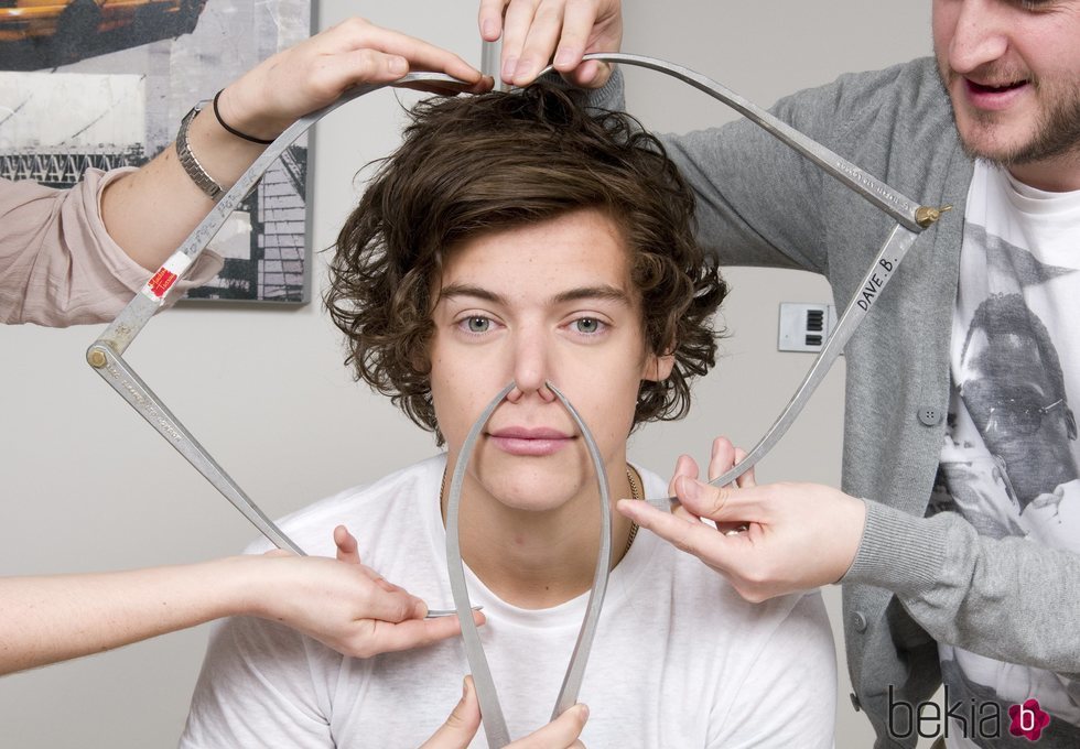 Harry Styles haciendo de modelo para tomar sus medidas para su figura de cera