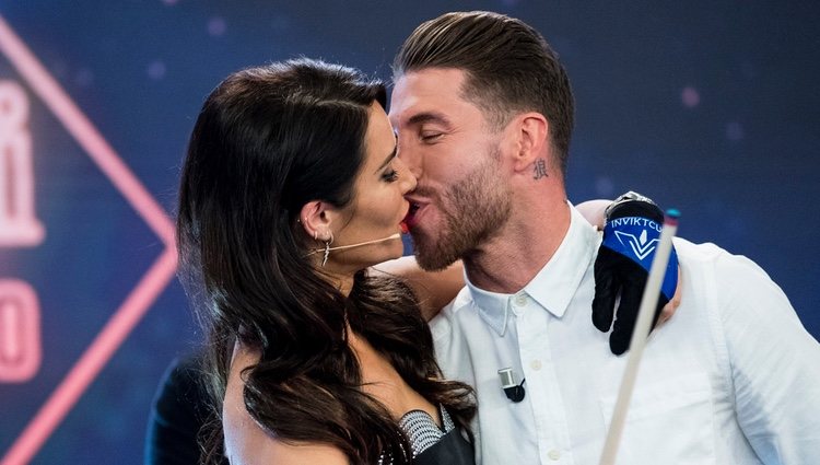 Sergio Ramos y Pilar Rubio besándose en 'El hormiguero' hablando de su boda