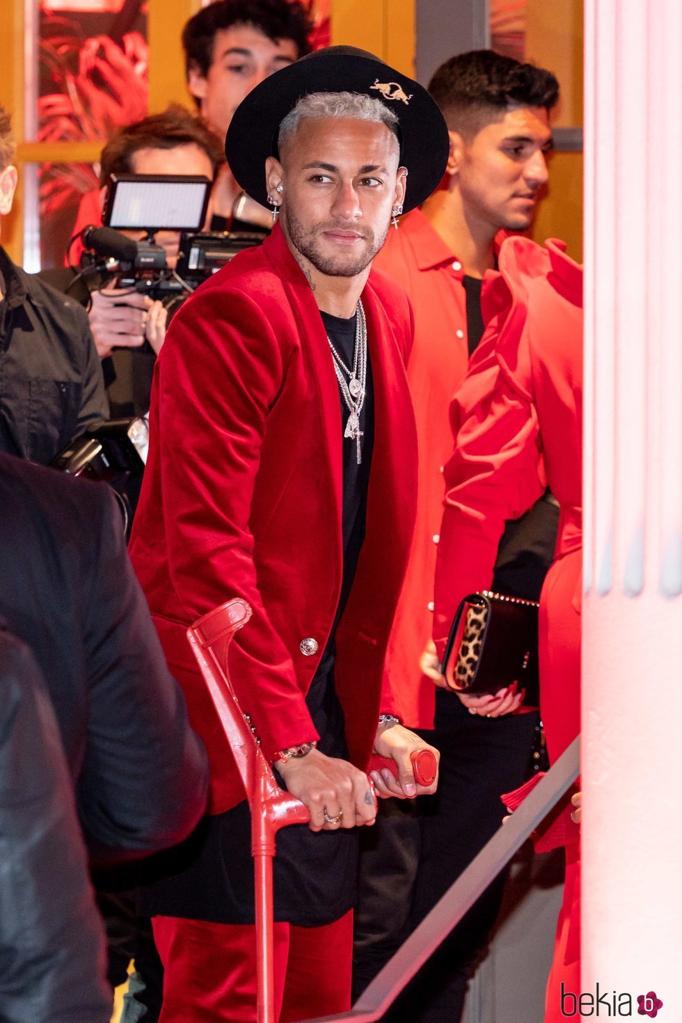 Neymar con muletas en su fiesta de cumpleaños