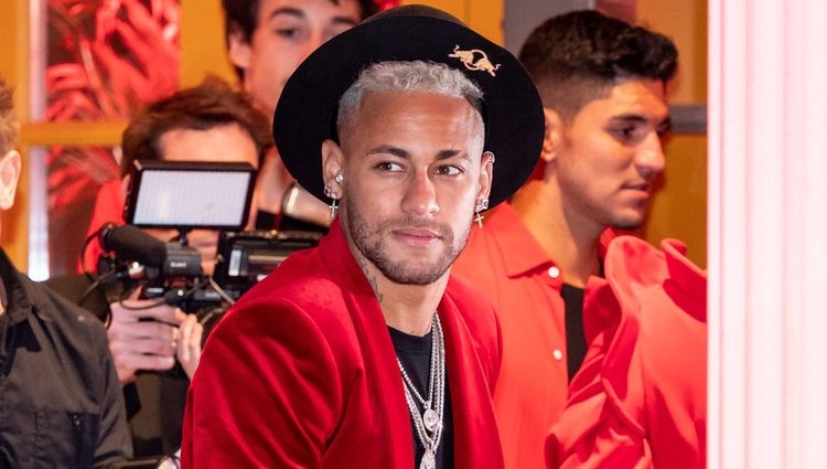 Neymar con muletas en su fiesta de cumpleaños