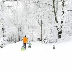 Carlos Felipe de Suecia disfruta de la nieve en Estocolmo con sus hijos Alejandro y Gabriel