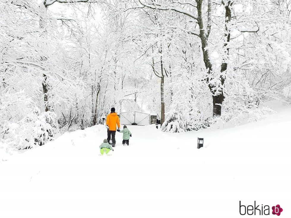 Carlos Felipe de Suecia disfruta de la nieve en Estocolmo con sus hijos Alejandro y Gabriel