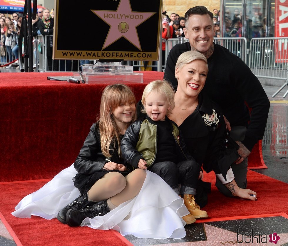 Pink junto a su familia en el paseo de la fama de Hollywood