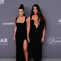 Kourtney y Kim Kardashian en la gala amFAR 2019