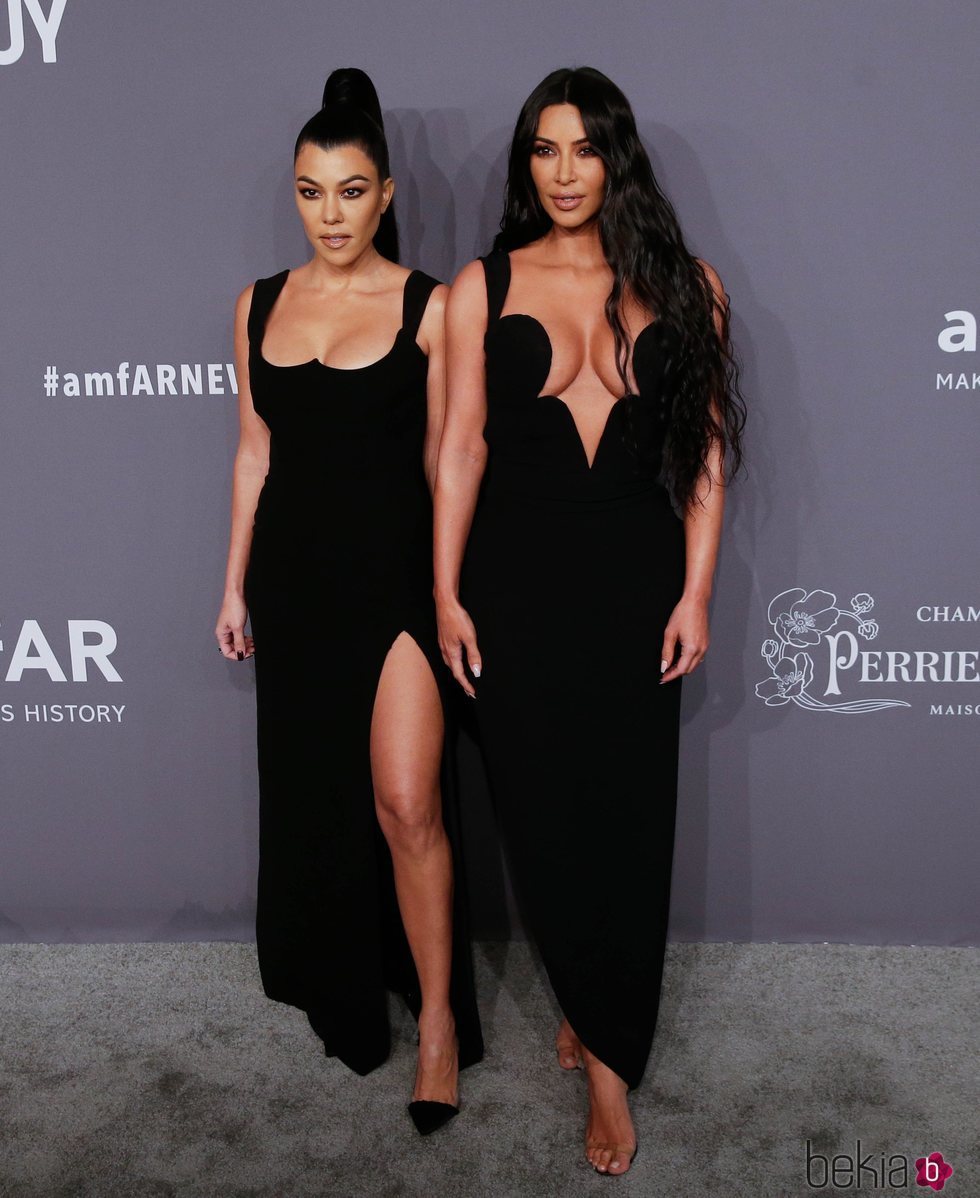 Kourtney y Kim Kardashian en la gala amFAR 2019