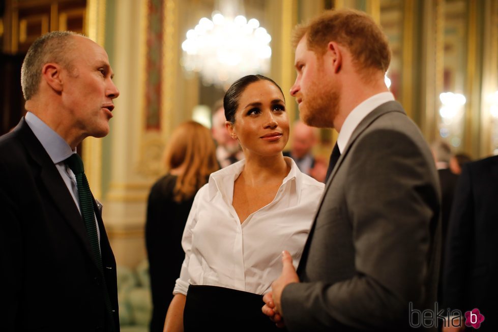 Meghan Markle mira enamorada al Príncipe Harry en los Endeavour Fund Awards 2019