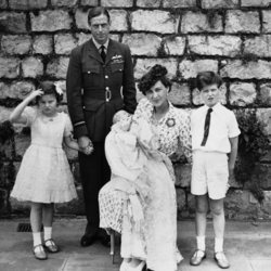 Los Príncipes Jorge y Marina de Kent junto a sus tres hijos