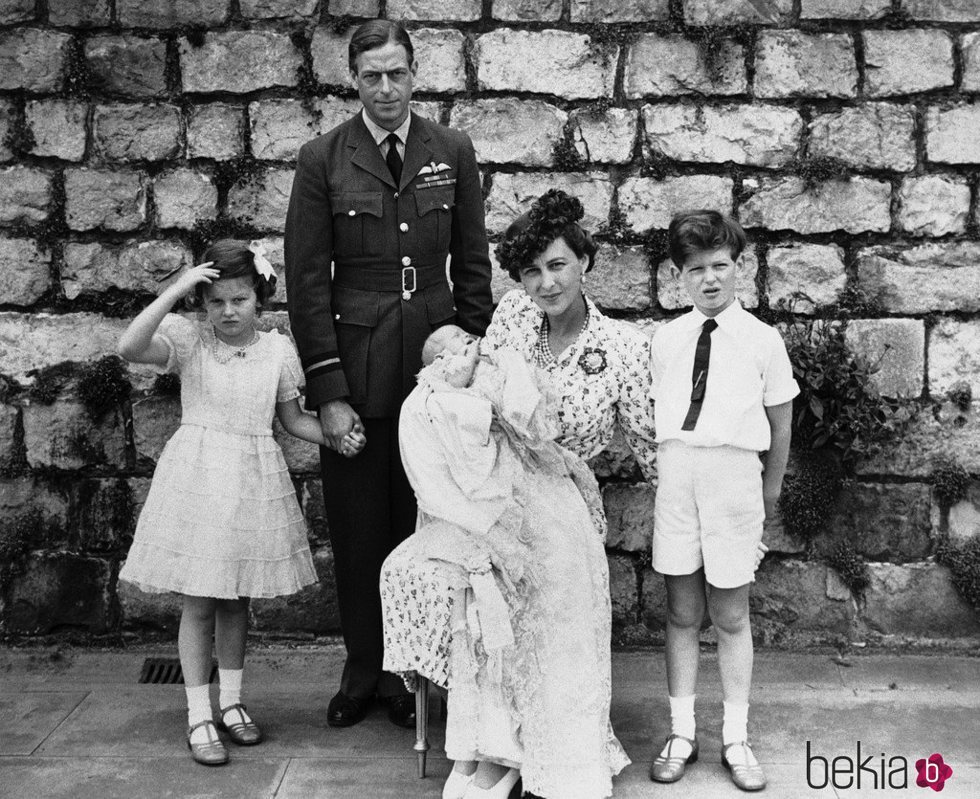 Los Príncipes Jorge y Marina de Kent junto a sus tres hijos