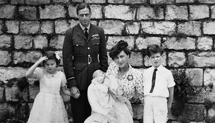 Los Príncipes Jorge y Marina de Kent junto a sus tres hijos