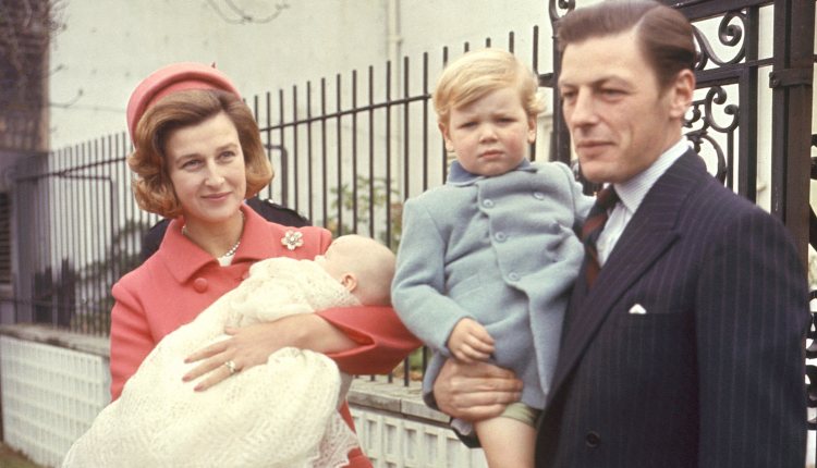 Alexandra de Kent y Angus Ogilvy con sus dos hijos