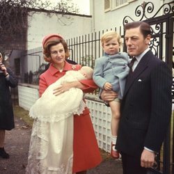 Alexandra de Kent y Angus Ogilvy con sus dos hijos