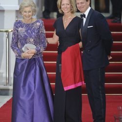 Alexandra de Kent con su hijo y su nuera en la cena de gala previa a la boda del Príncipe Guillermo y Kate Middleton