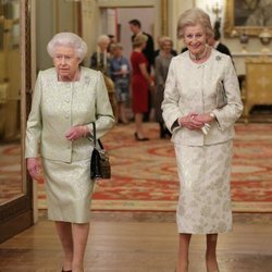 Isabel II y Alexandra de Kent en un acto conmemorativo en el Palacio de Buckingham